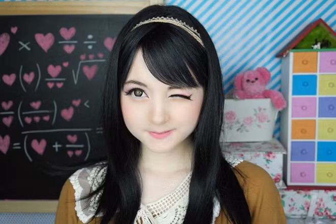 8. Venus Palermo (nickname Venus Angelic) là YouTuber người Anh nổi tiếng với các video hướng dẫn trang điểm theo phong cách búp bê. Khoảng 7 năm trở lại đây, cô diện váy công chúa mỗi ngày. Bên cạnh vẻ ngoài đặc biệt, thiếu nữ 19 tuổi còn có khả năng nói 5 thứ tiếng.