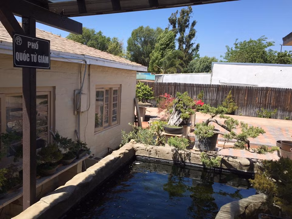 Anh khéo léo đặt tên cho các lối đi trong vườn nhà bằng tên các con phố tại Việt Nam.