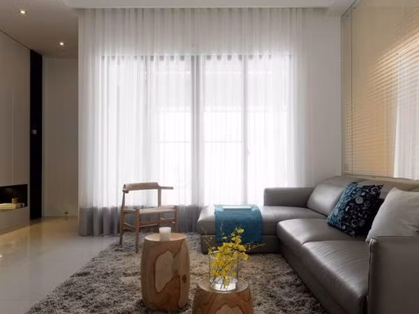 Trong không gian ngập tràn ánh sáng tự nhiên từ khung cửa sổ kính rộng mở, chủ nhân của ngôi nhà đã khéo léo chọn điểm nhấn màu ghi cho thảm trải sàn và sofa, tạo sự đối lập giữa hai mảng màu, mang đến nét bình yên, dịu dàng và cũng vô cùng hiện đại cho khu vực này.