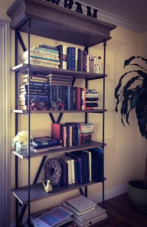 Một vài cuốn sách mà nữ MC thích đọc cũng được xếp gọn gàng trên giá.