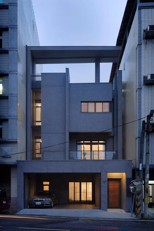 Ngôi nhà phố nhỏ nằm giữa hai khu chung cư của Đài Loan, khi mới nhận nhà, gia chủ đã định hình ngay được cách trang trí, và lên kế hoạch chi tiết về việc cải tạo, chỉnh sửa không gian sống. Với mỗi khu vực chức năng, chủ nhân của ngôi nhà đã cố gắng bớt đi phần tường kiên cố, thay vào đó là sự kết nối liền mạch ở những khu vực cần thiết và tạo vách ngăn thông thoáng cho những vị trí hợp lý, tạo cảm giác rộng mở và dễ chịu cho mọi người khi sống ở đây.