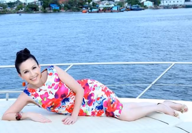 Gia đình nữ diễn viên còn sở hữu du thuyền hạng sang. Không ít bộ ảnh đẹp được cô thực hiện tại đây.