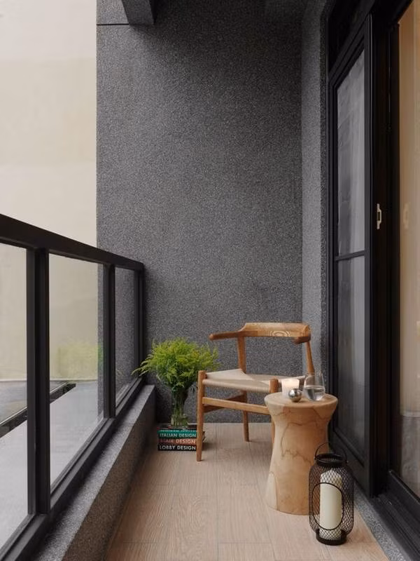 Ban công tầng hai không cần bố trí ở khoảng diện tích rộng rãi nhưng vẫn có thể giúp mọi người cảm thấy dễ chịu khi sử dụng. Ban công được tách biệt với khu vực chính bằng cửa kính và cũng được tách biệt với không gian phố xá ồn ào bằng cửa kính trượt. Hai khoảng cửa kính đủ để tạo một góc đọc sách xinh xắn, yên bình.