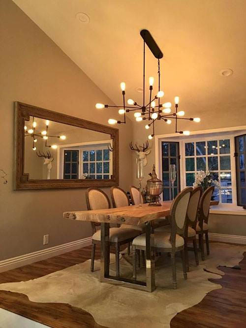 Khu vực phòng ăn có điểm nhấn đặc sắc, thu hút ở chiếc bàn gỗ đơn sơ nhưng không hề lỗi mốt.