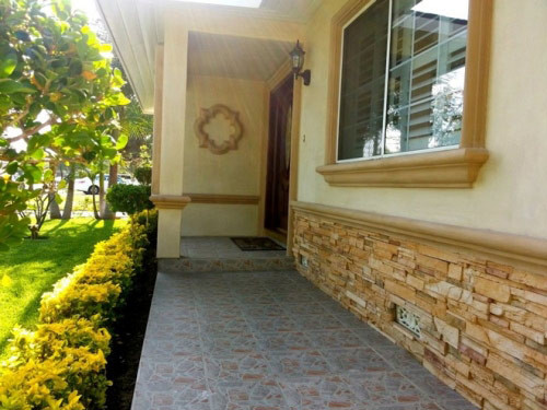 Biệt thự nhà Quang Lê rộng không kém nhà Bằng Kiều. Hành lang nhỏ lối vào nhà nam ca sĩ.