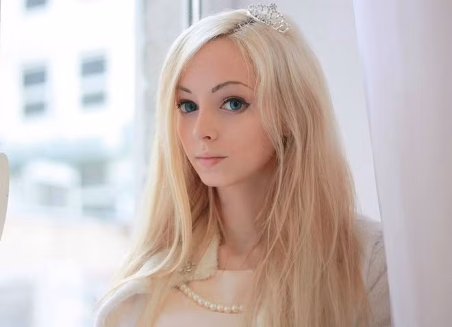 6. Alina Kovaleskaya là “búp bê sống” đình đám người Ukraine. Vì quá xinh đẹp, cô gái 23 tuổi bị cho là từng nhờ tới sự can thiệp của dao kéo. Song Alina khẳng định mình giống búp bê từ khi còn nhỏ. Để giữ vóc dáng chuẩn với vòng eo chưa tới 60 cm, 9X phải ăn kiêng và tập thể dục mỗi ngày.