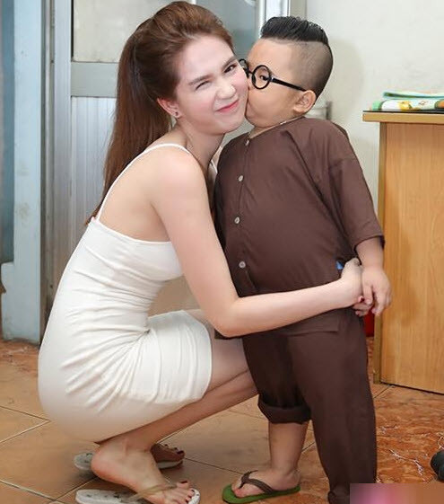 Tuy nhiên, khi tham gia một sự kiện cách đó không lâu nữ hoàng nội y Ngọc Trinh ngồi xuống cũng không một chút lộ bụng.