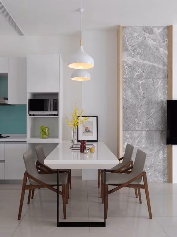 Bộ bàn ăn được đặt ngay cạnh phòng khách. Cách kết nối màu sắc giữa phòng khách với phòng ăn bằng màu nhấn giúp cho không gian trở nên đẹp cuốn hút hơn.