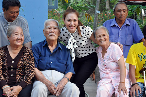 Mỹ Tâm Sinh năm 1981 tại Đà Nẵng, Mỹ Tâm khởi nghiệp ca hát vào năm 2001 với album đầu tay Mãi yêu. Sau 15 năm, Mỹ Tâm đã có vị trí vững chắc trong lòng khán giả và được xem là ca sĩ hàng đầu trong nền âm nhạc Việt Nam. Không màu mè, khoa trương, Mỹ Tâm chinh phục khán giả bằng sự chân thành, giản dị và những sản phẩm âm nhạc với chất lượng đỉnh cao.