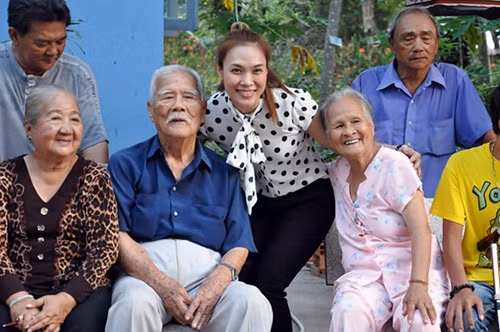 Mỹ Tâm Sinh năm 1981 tại Đà Nẵng, Mỹ Tâm khởi nghiệp ca hát vào năm 2001 với album đầu tay Mãi yêu. Sau 15 năm, Mỹ Tâm đã có vị trí vững chắc trong lòng khán giả và được xem là ca sĩ hàng đầu trong nền âm nhạc Việt Nam. Không màu mè, khoa trương, Mỹ Tâm chinh phục khán giả bằng sự chân thành, giản dị và những sản phẩm âm nhạc với chất lượng đỉnh cao.