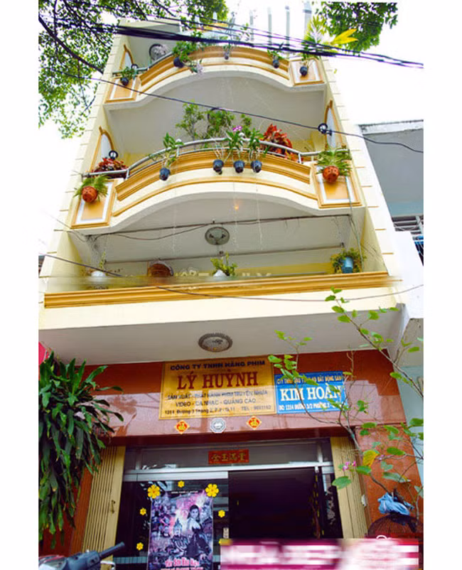 Trước đó nam tài tử Lý Hùng sống cùng gia đình tại một căn hộ lớn trên đường 3/2 quận 10 TP HCM. Đây cũng là trụ sở của hãng sản xuất phim do cha anh đứng tên. Cha của Lý Hùng là võ sư kiêm diễn viên điện ảnh một thời – Lý Huỳnh.