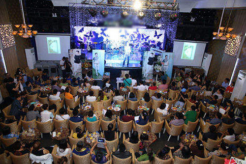 Phòng trà nhà Lệ Quyên thu hút lượng lớn khán giả và trở thành điểm biểu diễn của nhiều ca sỹ nổi tiếng như Đàm Vĩnh Hưng, Dương Triệu Vũ, Mỹ Tâm...