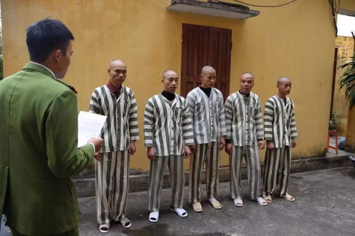 Các đối tượng bắt cóc anh T. tại cơ quan Công an.