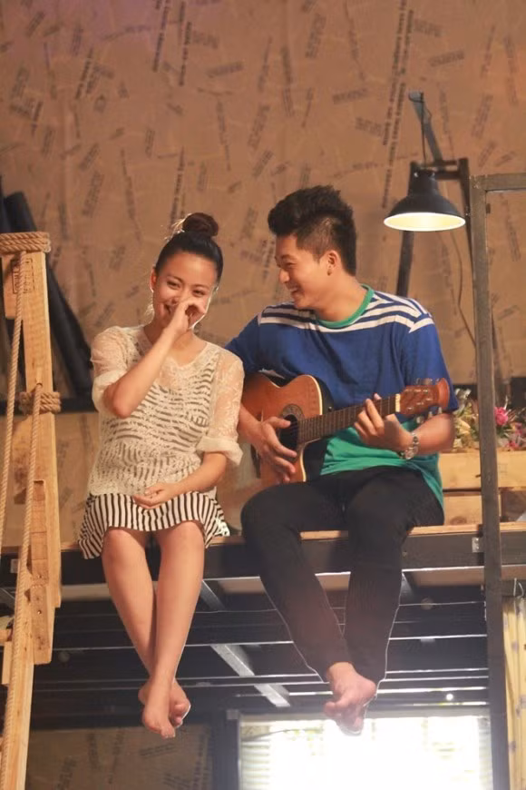 Phía sau sân khấu, Hoàng Thùy Linh diện đồ giản dị, vẫn tự tin ngay cả khi lộ những nhược điểm.