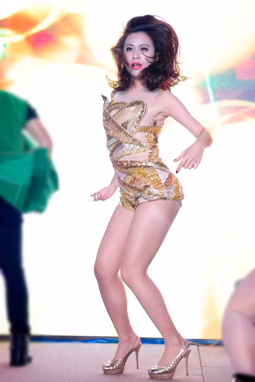 Nữ ca sĩ Hoàng Thùy Linh biết cách thu hút mọi ánh nhìn bằng những ca khúc trẻ trung sôi nổi.