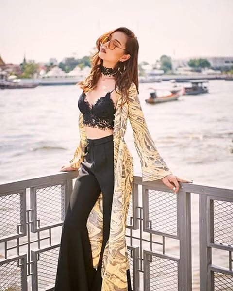 Gu thời trang của cô nàng khá sành điệu, cô thử sức với nhiều phong cách khác nhau nhằm làm mới bản thân