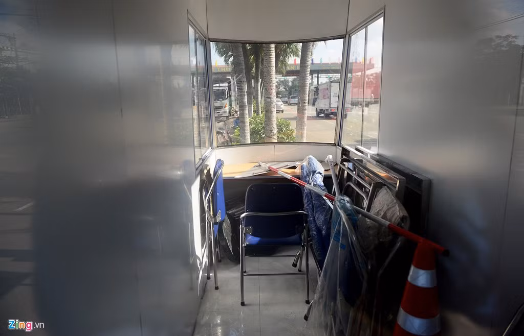 Sau gần nửa năm hoàn thành, hai cabin này hiện trở thành kho chứa bàn ghế làm việc, biển báo...