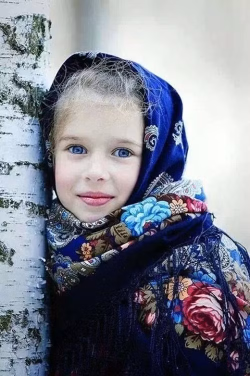 Trí thức trẻ cũng cho biết thêm, người Hunzas chỉ ăn hai bữa một ngày. Bữa ăn đầu tiên lúc 12h trưa. Người dân nơi đây dậy từ rất sớm, lao động vất vả và tiêu tốn nhiều năng lượng nhưng ăn sáng rất trễ. Khác với lối sống hiện đại, người Hunzas ăn uống chủ yếu để đủ duy trì sức khỏe hơn là cho sự thỏa mãn khẩu vị, bữa ăn của họ cũng được chế biến giản đơn. Những người dân nơi đây còn ăn chay hoàn toàn và chuyên dùng các loại thực phẩm không hóa chất và sống trong môi trường vô cùng trong lành.