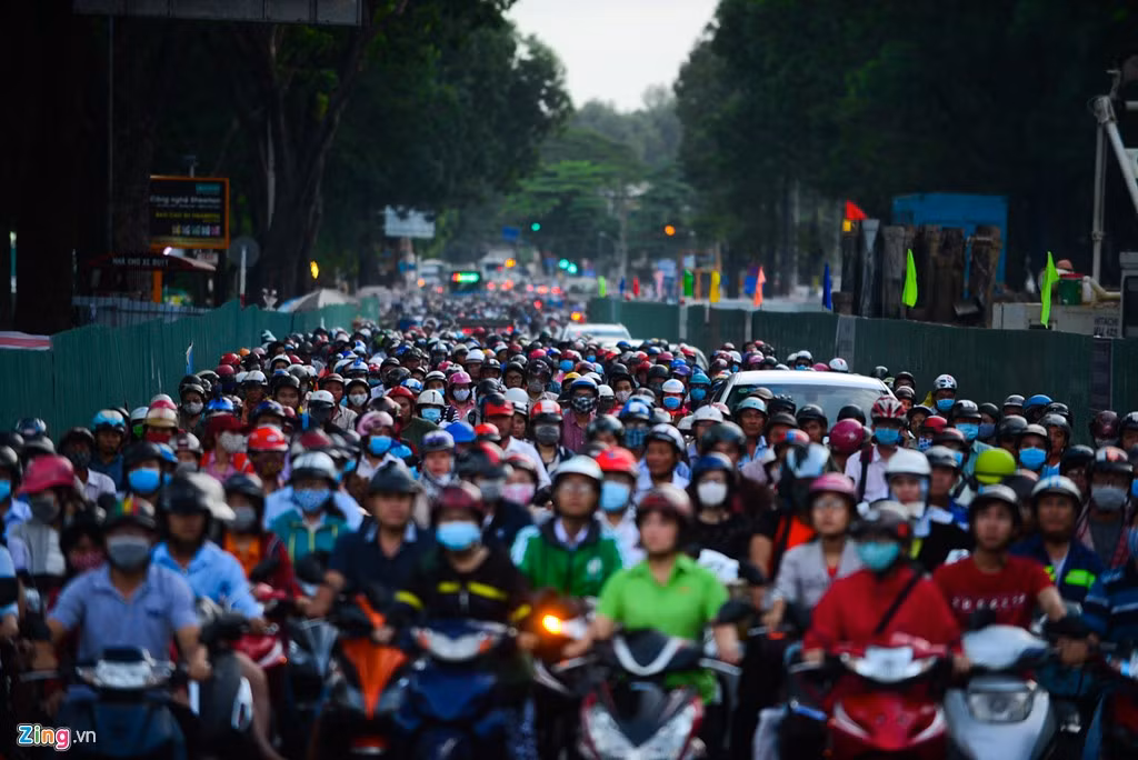 Hai bên đường Hoàng Minh Giám hướng về vòng xoay Nguyễn Thái Sơn xuất hiện hai lô cốt gây nút thắt cổ chai càng làm tình trạng thêm nghiêm trọng.