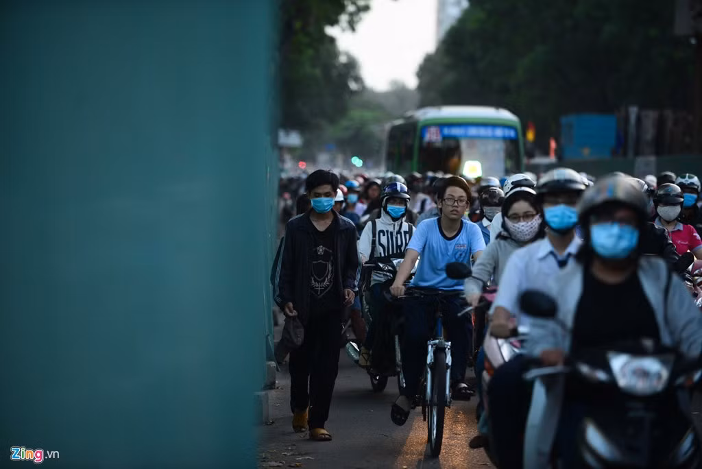 Người đi bộ không có lối đi phải nép mình vào lô cốt thoát khỏi dòng xe.