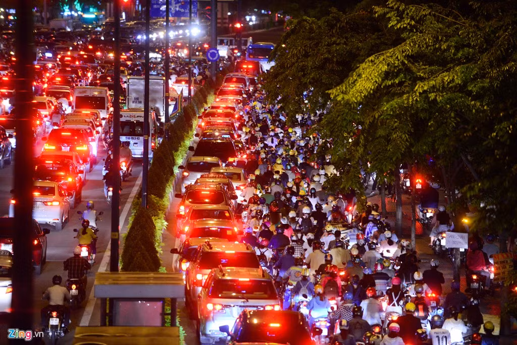 Tại đường Phạm Văn Đồng hướng về vòng xoay Phan Văn Trị, phương tiện di chuyển khó khăn. Ôtô xếp hàng dài, 4 làn đường đều không còn chỗ trống. Ở chiều ngược lại hướng về vòng xoay Nguyễn Thái Sơn giao thông trên đại lộ có phần thông thoáng hơn.