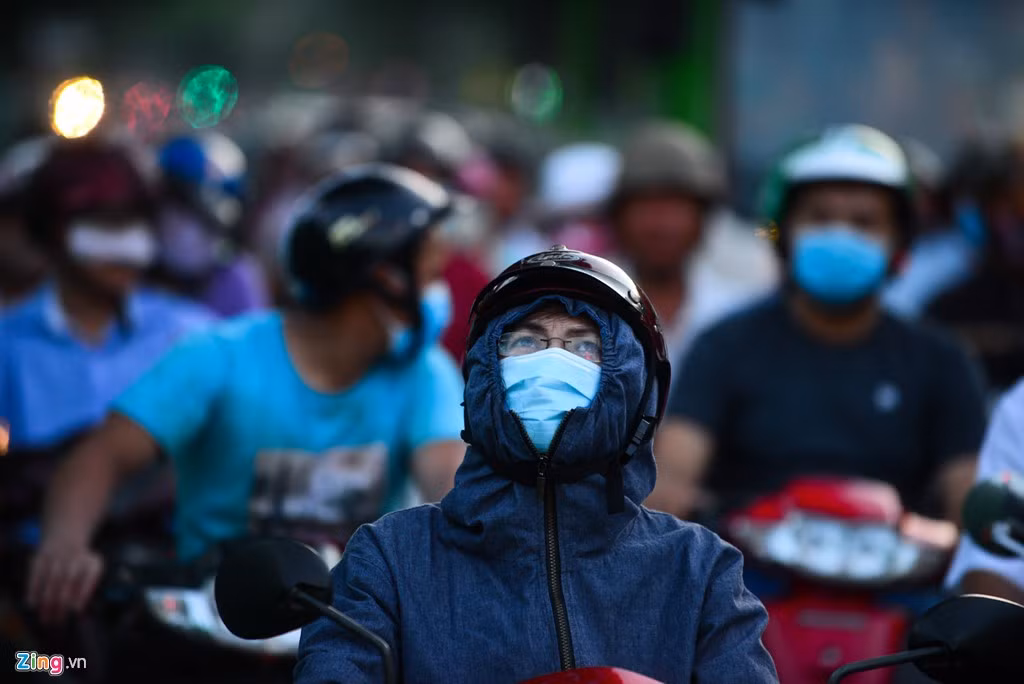 Người phụ nữ này đã phải dừng lại một chỗ rất lâu. Chị than thở vì tắc đường đã khiến công việc bị trễ và hỏng.