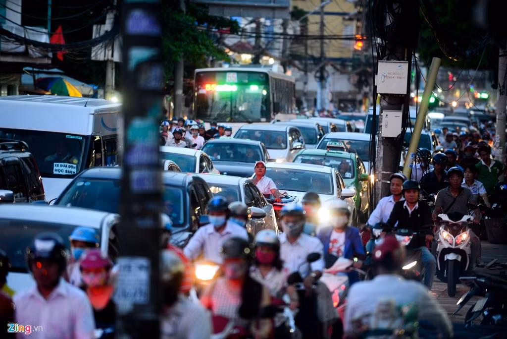 Hướng đường Nguyễn Kiệm từ ngã tư Phú Nhuận về vòng xoay Nguyễn Thái Sơn cũng rơi vào cảnh tương tự. Xe máy, ôtô xếp hàng dài chờ đến lượt di chuyển.