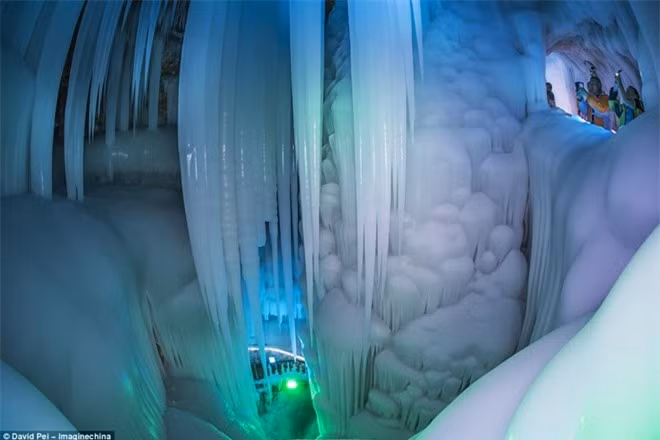 Hang động này không tan ngay cả giữa mùa hè, nhờ có dạng cây cơ bowling, kết hợp với dòng không khí theo mùa.