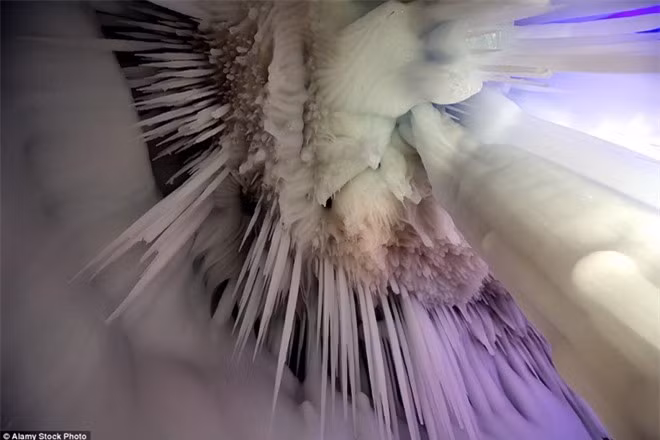 Bất cứ du khách nào bước vào thế giới lộng lẫy này đều có cơ hội chiêm ngưỡng những thạch nhũ, thác đá và cột băng tuyệt đẹp.