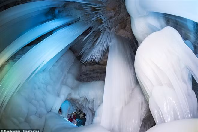  Hang băng ở núi Luyashan (Ninh Vũ, Sơn Tây, Trung Quốc) giống như một lâu đài băng kỳ bí trong phim hoạt hình của Disney.