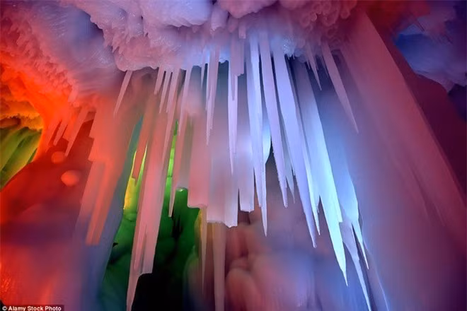 Du khách có thể ở trong hang khoảng 1 tiếng đồng hồ. Hang được thắp sáng nhờ 200 bóng đèn đủ màu.