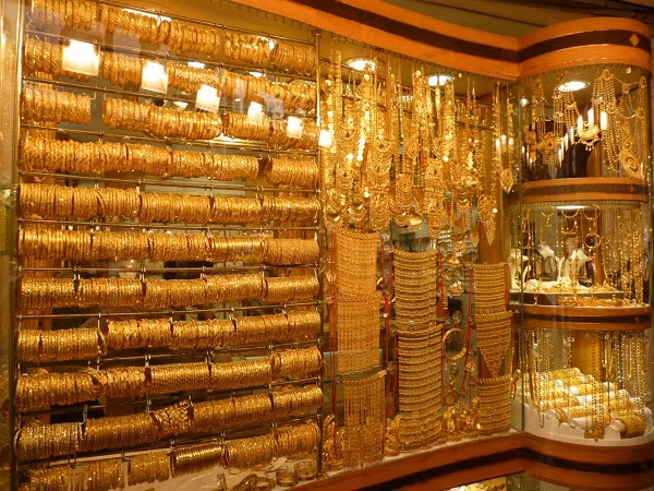 Chợ vàng Gold Souk ở Dubai là điểm dừng chân được rất nhiều người lựa chọn, bởi vẻ đẹp lộng lẫy, luôn lấp lánh hàng ngàn loại đá quý, kim loại quý được trưng bày trong các gian hàng nhỏ. Khu chợ nổi tiếng nằm gọn trong một con phố cổ dài chừng 1km, với khoảng 500 gian hàng, mỗi tiệm chỉ rộng vài chục mét vuông. Tại đây bạn có thể tìm mua tất cả những loại trang sức có trên đời. Từ nhẫn, vòng tay, dây chuyền, lắc chân… cho đến những món đồ được đặt thiết kế riêng bằng vàng ròng, có trọng lượng hàng chục cân.