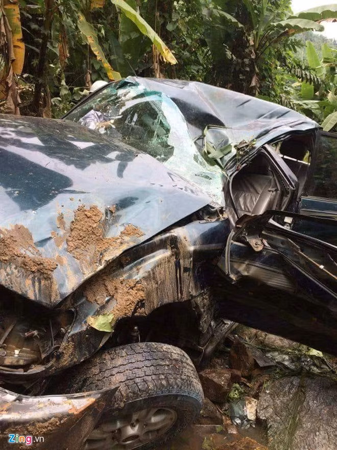 Xe cho Pho tong giam doc EVN lao xuong vuc sau 40m-Hinh-2