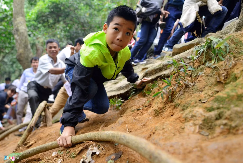 Để trèo qua các vách núi, nhiều trẻ em và người lớn phải dùng tay bấu víu vào rễ cây để dễ qua lại.