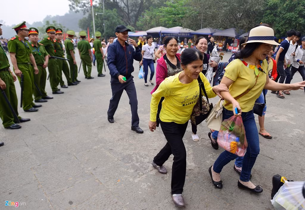 Trong ảnh là những du khách đầu tiên được vào cổng chính đền Hùng.