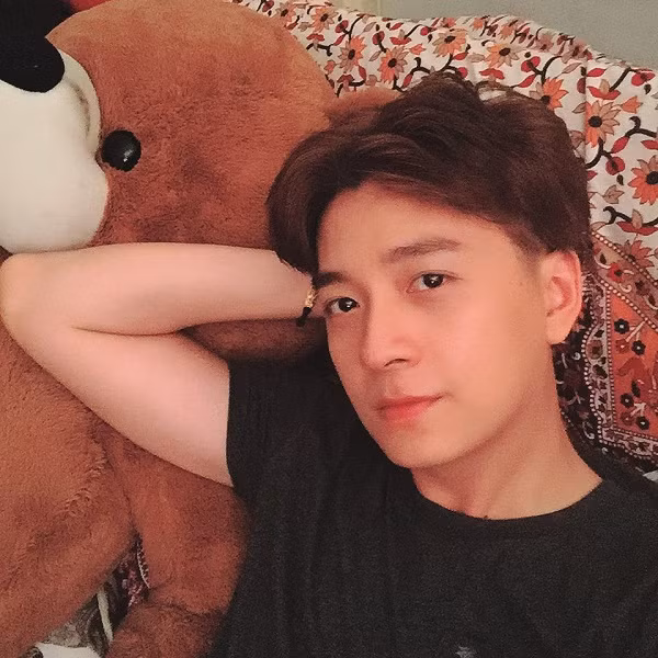 Ngô Kiến Huy Tuy không thành công trong sự nghiệp ca hát là mấy nhưng Ngô Kiến Huy lại tỏa sáng ở lĩnh vực điện ảnh. Với phong cách nhí nhảnh, nam ca sĩ thường xuyên khoa những hình ảnh mặt mộc đời thường. Tuy không make up, nam ca sĩ vẫn đẹp trai đáng ghen tị.