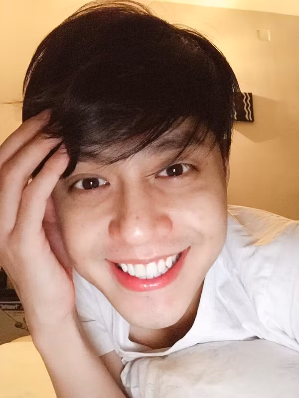 Noo Phước Thịnh Luôn lọt vào top những nam ca sĩ có sắc đẹp nghiêng nước nghiêng thành của làng giải trí Việt, khuôn mặt không trang điểm của Noo Phước Thịnh cũng khiến các fan bấn loạn. Những đường nét nam tính lịch lãm và nụ cười tỏa nắng trở thành một nét đặc trưng riêng của nam thần. Cùng với việc sở hữu giọng hát live cực tốt, nam ca sĩ đang ngày càng thu hút được nhiều đối tượng fan trung thành và nhiệt huyết nhất cho mình.