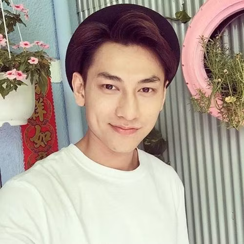 Isaac Không chỉ thành công trong các hoạt động nghệ thuật, Isaac ngày càng nhận được sự yêu mến bởi tính cách thân thiện, lịch sự. Mỹ nam hàng đầu showbiz còn gây ấn tượng bởi vẻ ngoài long lanh ngay cả khi không trang điểm. Làn da không tì vết cùng những đường nét sắc sảo trên khuôn mặt tạo thành một tổng thể "không thể chê" vào đâu của nam ca sĩ. Mỗi lần xuất hiện cựu thành viên nhóm 365 đều khiến người hâm mộ phải “đứng ngồi không yên” bởi độ đẹp trai.