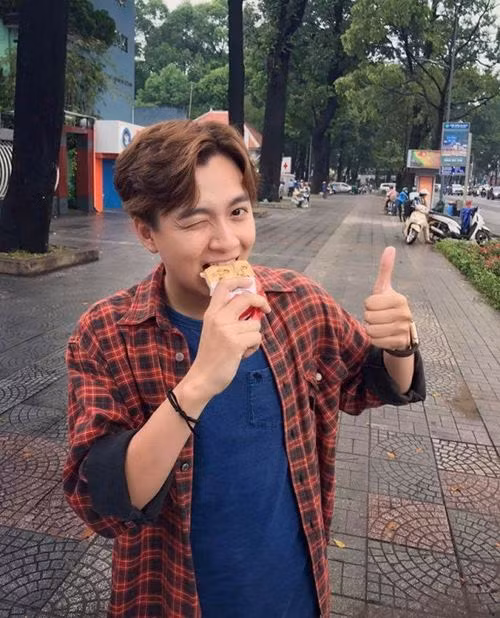 Vẻ nhí nhảnh, lí lắc trong đời thường của nam diễn viên.
