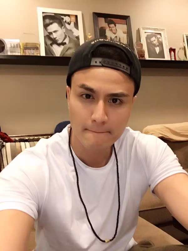 Vĩnh Thụy Không quá nổi bật trong các hoạt động showbiz, thế nhưng Vĩnh Thụy vẫn gây chú ý bởi vẻ đẹp trai hoàng tộc. Sở hữu gương mặt góc cạnh và nam tính, Vĩnh Thụy được mệnh danh là “nam thần của làng mẫu Việt”.