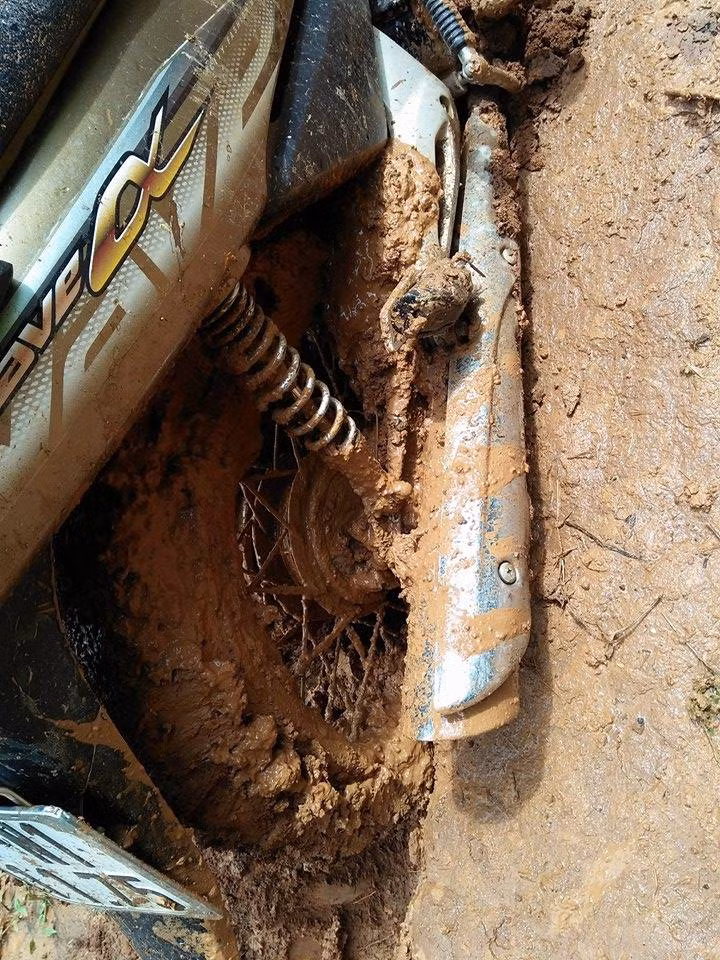 Bạn Trần Thanh bình luận: “Mình cũng đã từng đi thăm anh chị em giáo viên vùng cao và cảm nhận sự vất vả của họ đặc biệt về đường sá đi lại. Nếu không vì thương học sinh những nơi đó và không trách nhiệm với việc gieo cái chữ chắc cũng khó để học có thể bám trụ được lâu đến vậy. Thấy giáo viên đến trường mà nhìn không kỹ tưởng bà con đi làm ruộng”.