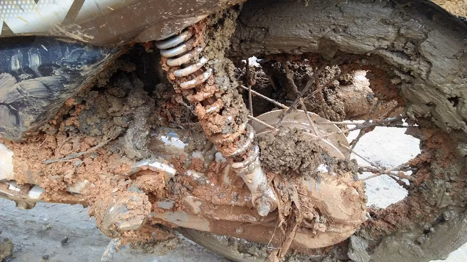 “Đường xấu nên chị em phụ nữ vừa đi vừa ngã, người không chỗ nào lành, đầy vết xước. Xe máy thì sửa suốt. Nhiều người cũng hỏi sao con gái mà đi được như vậy. Lúc đầu mình không đi được thật nhưng rồi phải luyện dần rồi thành quen”, cô Hòa cười. Cô giáo Lò Thị Hòa chia sẻ chỉ có một mong ước giản dị là có một con đường lên trường để hằng ngày cô cùng những nữ đồng nghiệp khác đỡ khổ.