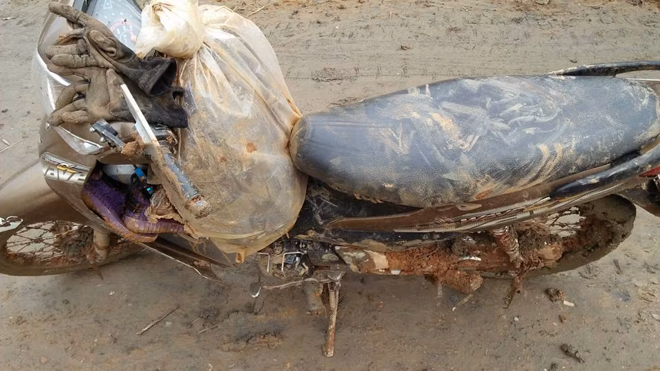 Nhà cô giáo Hòa ở huyện Điện Biên nhưng cách xa trung tâm huyện đến hơn 50 km. Nhưng từng đó chưa thấm tháp gì so với quãng đường từ huyện vào trường bởi đường vô cùng khúc khuỷu mà như lời cô giáo trẻ là không thể đong đếm được bằng cây số, thay vào tính bằng giờ đồng hồ. “Từ huyện đến trung tâm trường, chúng em phải đi mất khoảng hơn 3 giờ đồng hồ. Trời mưa thì thời gian gấp đôi, gấp ba như vậy”, cô Hòa kể. Cũng vì vậy mà mỗi tuần cô giáo Hòa mới về nhà một lần. Cứ thế đều đặn Chủ nhật đi lên đến Thứ 6 lại đánh xe máy về.