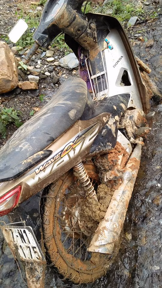 Chia sẻ với VietNamNet, cô Hòa chia sẻ dù khó khăn nhưng để tiếp tục gieo con chữ, các nữ giáo viên vẫn học cách đi xe để chống trượt và làm quen với việc khắp người đầy bùn đất.