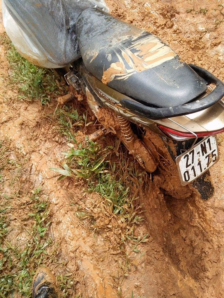 Bạn Minh Thu nói: “Nhìn những hình ảnh này mới biết được nỗi vất vả của các cô giáo vùng cao. Điều kiện trường lớp thiếu thốn đã đành nhưng để lên được tới đó còn phải khổ sở, thậm chí ngã trầy trật trên đường”.