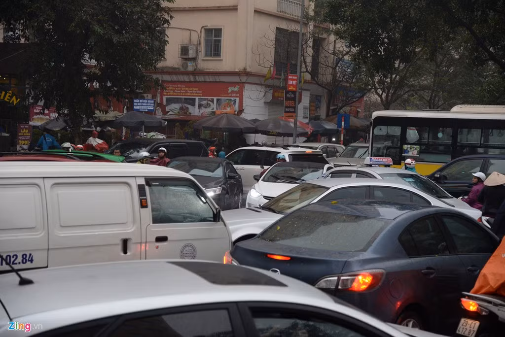 Nhiều xe đi vào ngõ nhỏ tại khu đô thị Trung Hòa - Nhân Chính để tìm lối thoát nên giao thông khu vực này càng rối loạn hơn.