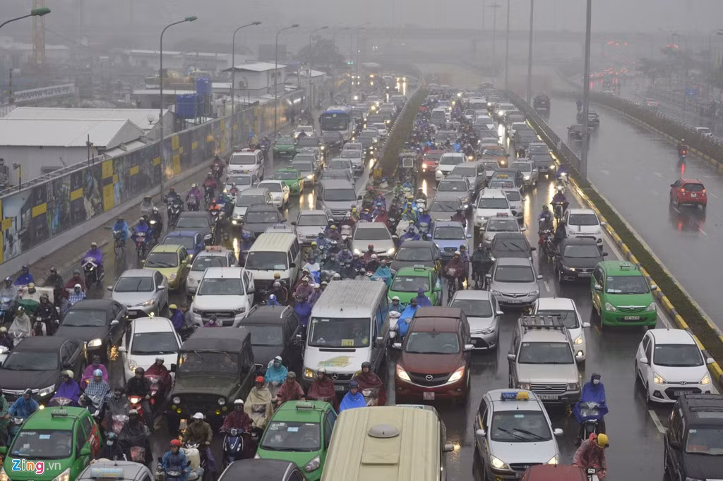 Các phương tiện mất hơn 30 phút mới thoát được khỏi khu vực hầm chui Trung Hòa (quận Cầu Giấy).