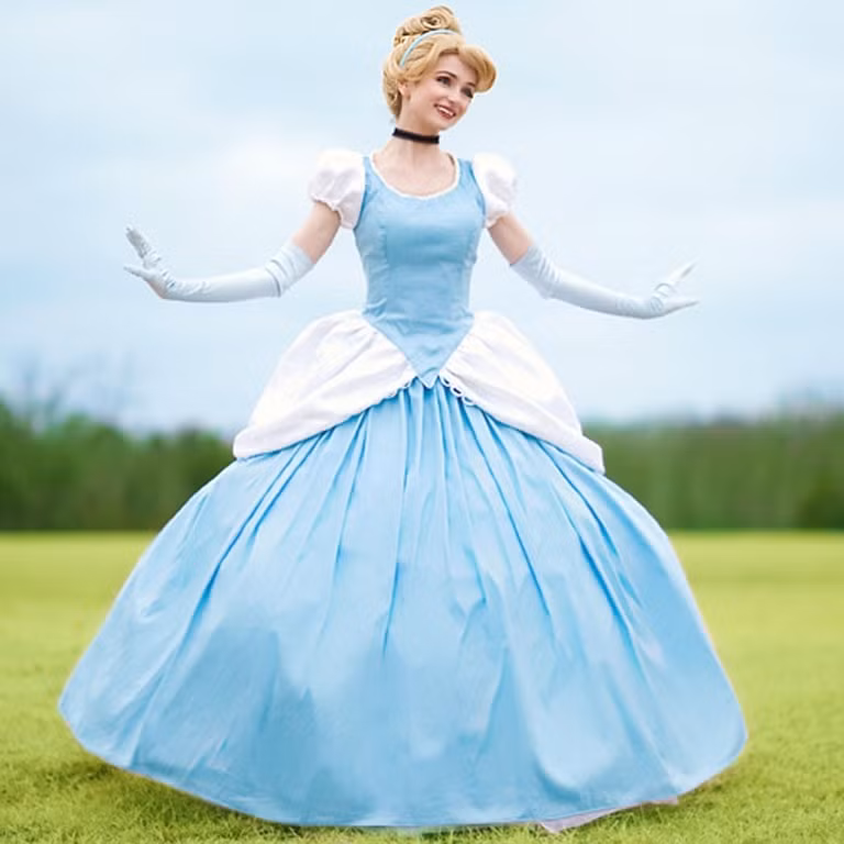 1. Sarah Inge Điển hình là cô gái tên Sarah Ingle này, năm nay 25 tuổi, đến từ Colorado. Cô sở hữu gương mặt xinh đẹp với đôi mắt to tròn và đã từng là người mẫu. Hot girl từng tốn tới 14 nghìn USD (hơn 310 triệu đồng) để biến hóa thành những nàng công chúa Disney. Số tiền chi ra đầu tư cho trang phục và tóc giả là phần cơ bản giúp Sarah Ingle hóa trang thành các nhân vật hoạt hình Disney nổi tiếng như Belle, Lọ lem, Bạch Tuyết, Ariel, Aurora, Rapunzel, Anna...