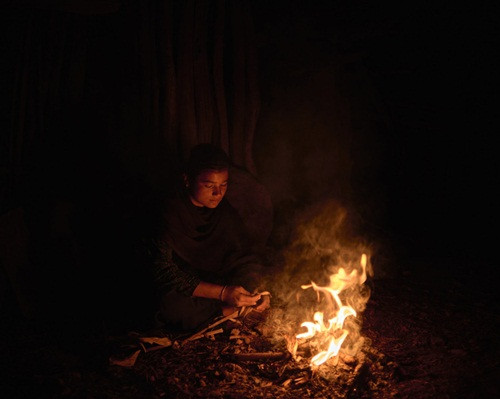 Tula kumari thapa, 16 tuổi nghẹn ngào tâm sự: "Tôi chỉ có một tấm chăn mỏng đắp lên người. Ban đêm ngủ một mình rất lạnh. Tôi rất sợ muỗi cắn và bất kể âm thanh gì lạ cũng làm tôi run rẩy".