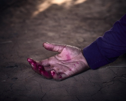 Maya, 16 tuổi cho biết: "Đây là lần đầu tiên tôi ra ngoài. Tôi cảm thấy rất khó chịu, tối tăm, ẩm thấp không thể ngủ được. Mới đầu tôi khóc suốt 3 ngày 3 đêm. Tôi rất sợ đàn ông, rắn, đã vậy còn nghe thấy tiếng đàn ông say rượu. Tôi cũng rất sợ bóng tối. Tôi nghĩ rằng đàn ông không hiểu biết về kỳ kinh nguyệt. Nếu không thì người phụ nữ đã không bị khổ sở như thế này".